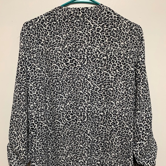 ✨JONES NY Grey Leopard Print Long Sleeve Blouse - Picture 5 of 7